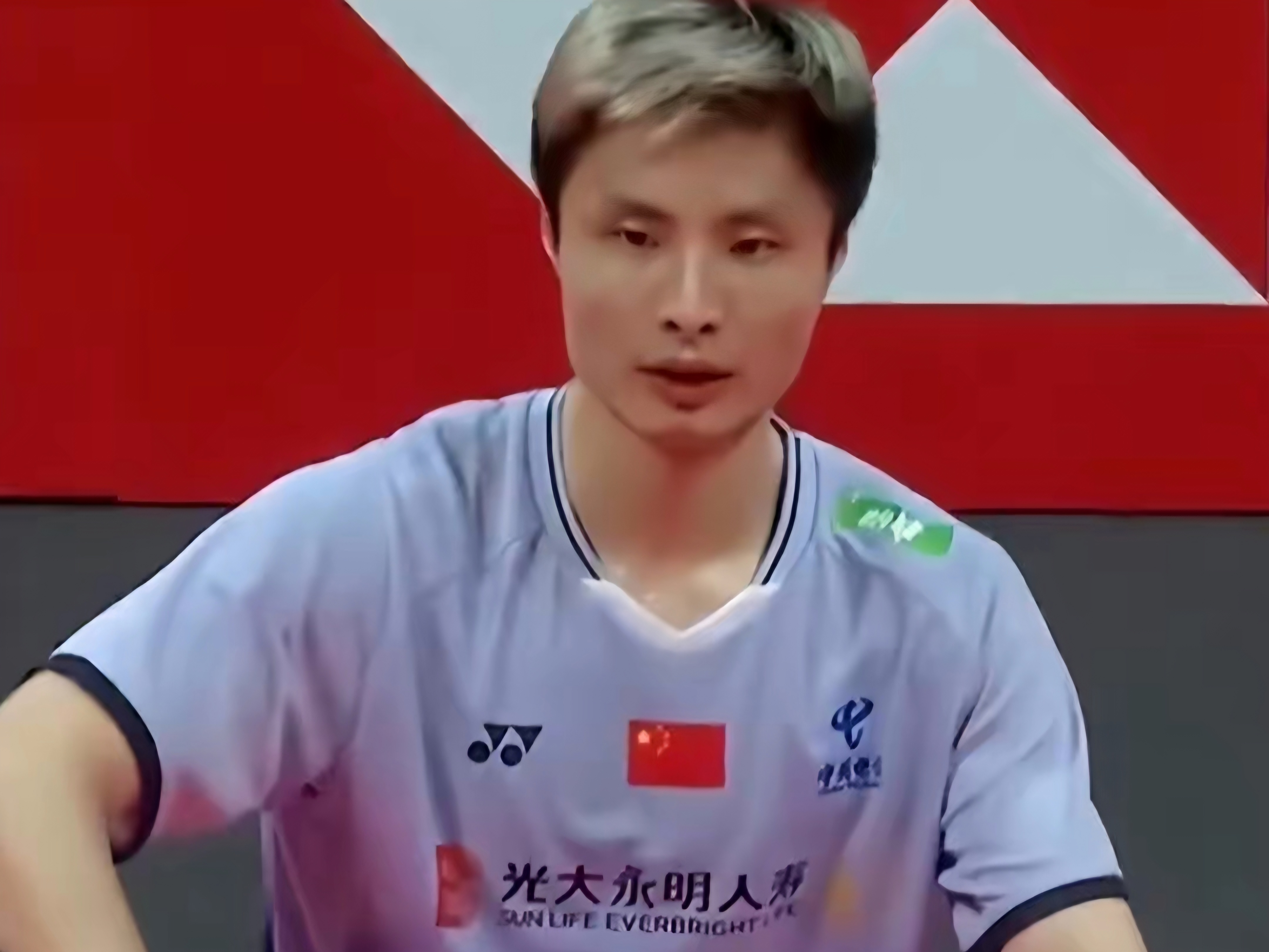 关于沉稳出场！东道主羽球男单选手挺进半决赛的信息