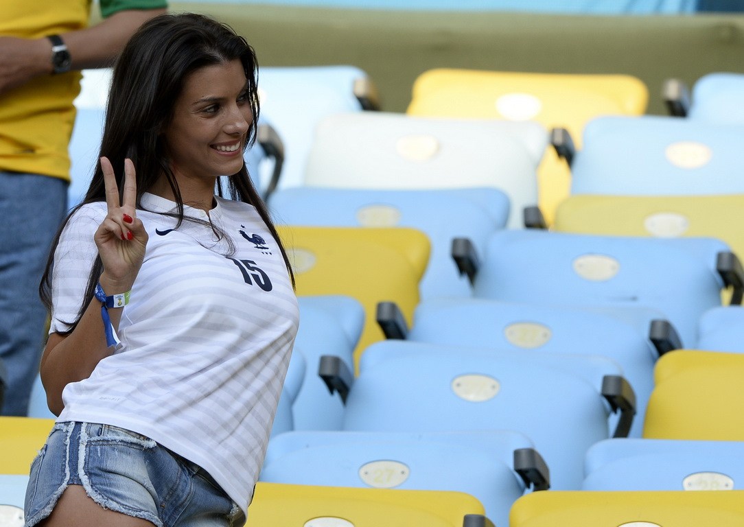 包含芬兰惨遭丹麦逆转，晋级前景蒙上阴影的词条