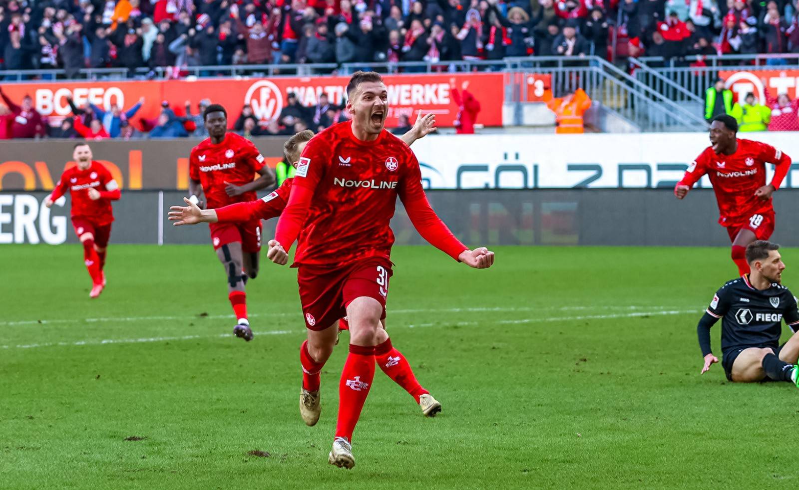 包含凯泽斯劳滕主场对战汉堡，驰骋赛场的词条