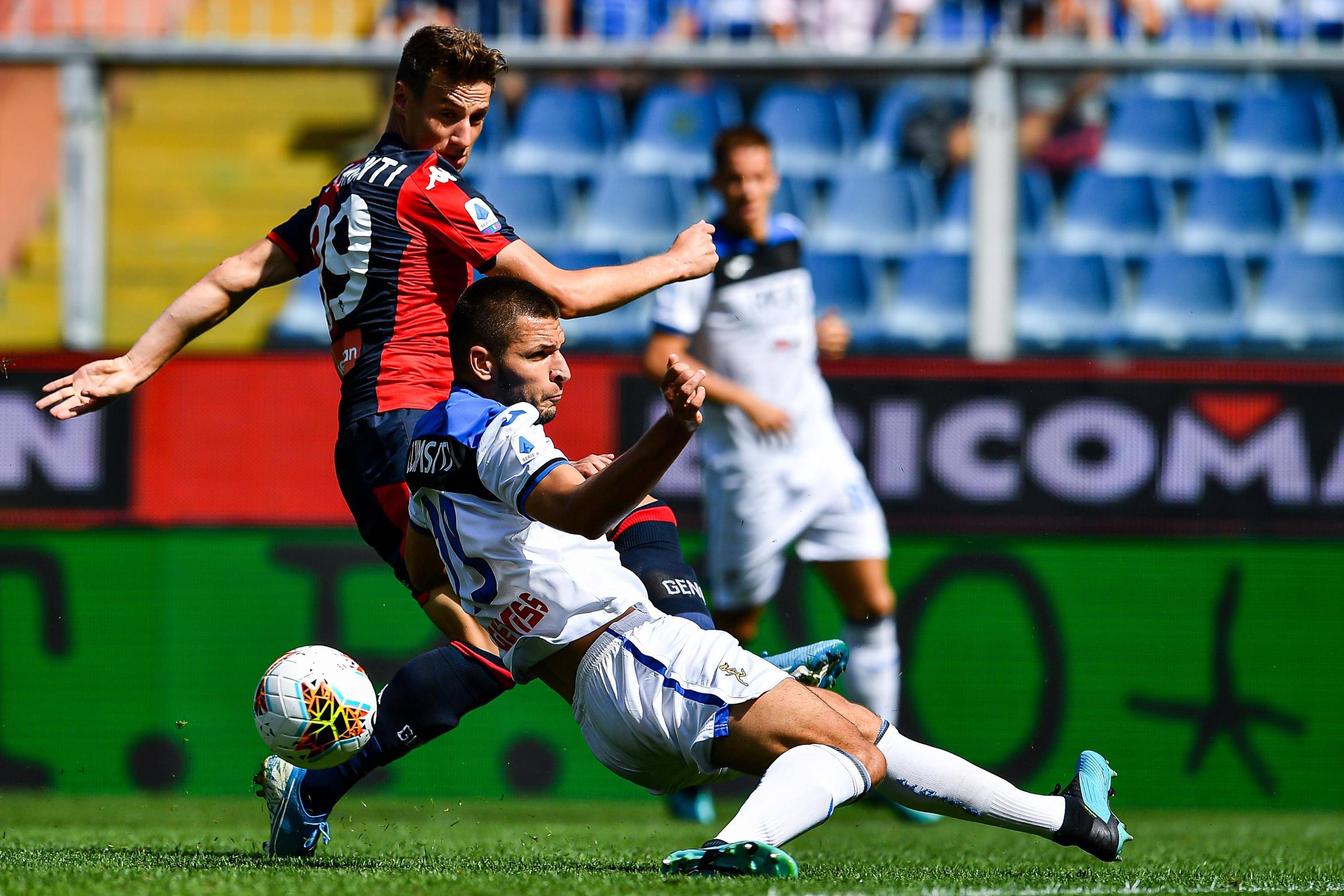 精彩的足球比赛让观众眼前一亮