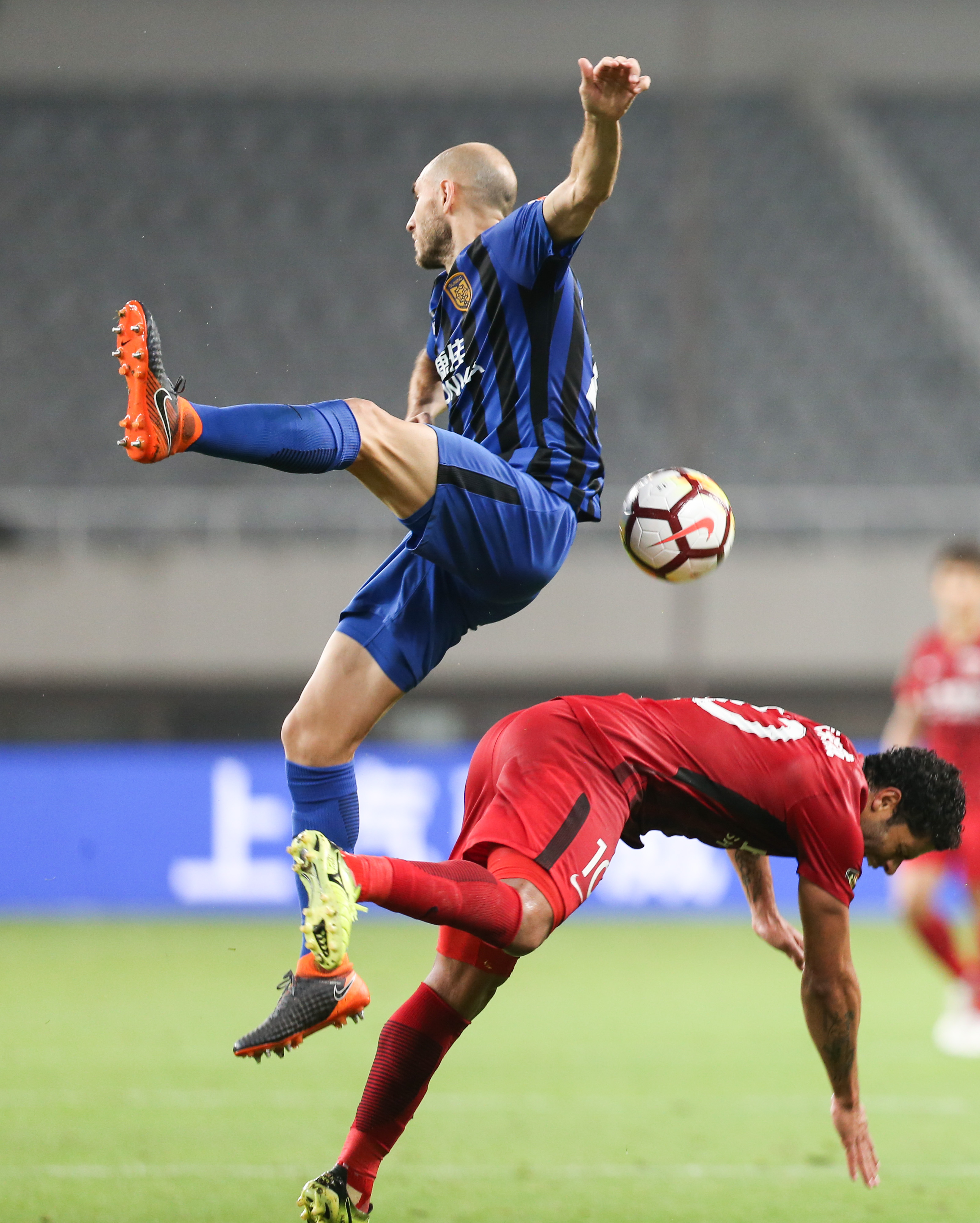 苏宁再胜上港，稳坐积分榜榜首的简单介绍