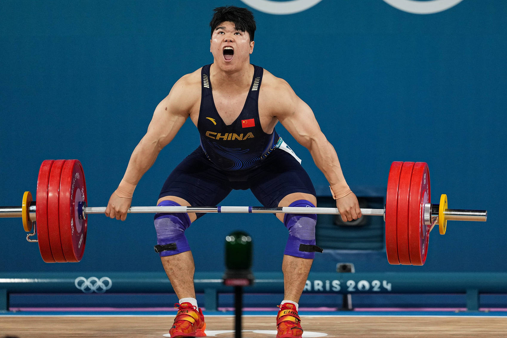 关于俄罗斯举重选手力压群雄，夺取桂冠的信息