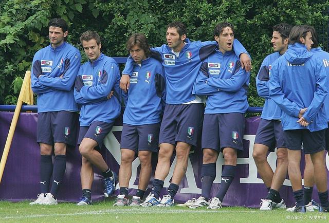 足球赛事上，顶尖足球队再次证明实力，获得胜利，备受瞩目