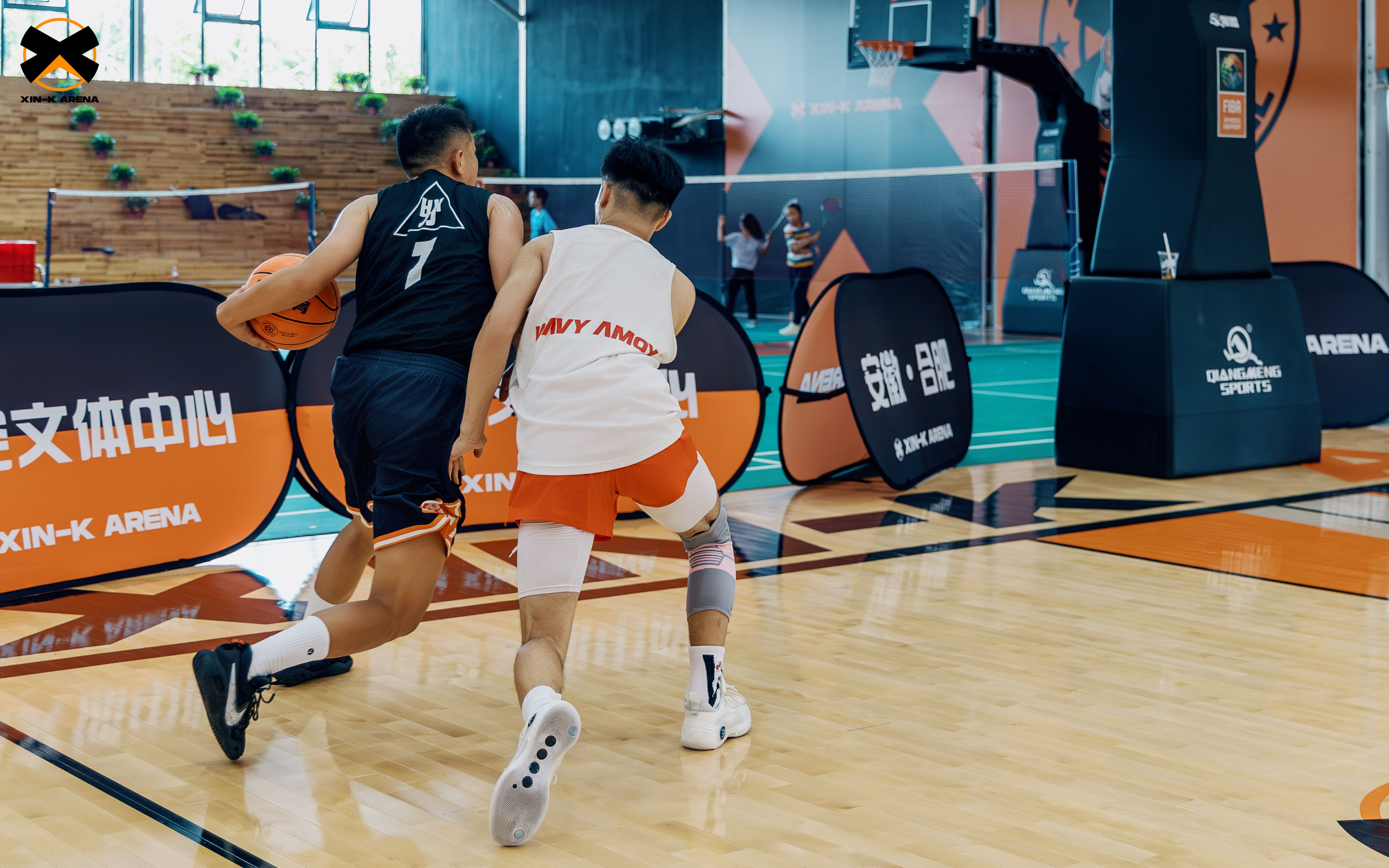 aoa体育体育app-篮球赛场激烈对抗，球员斗志高昂