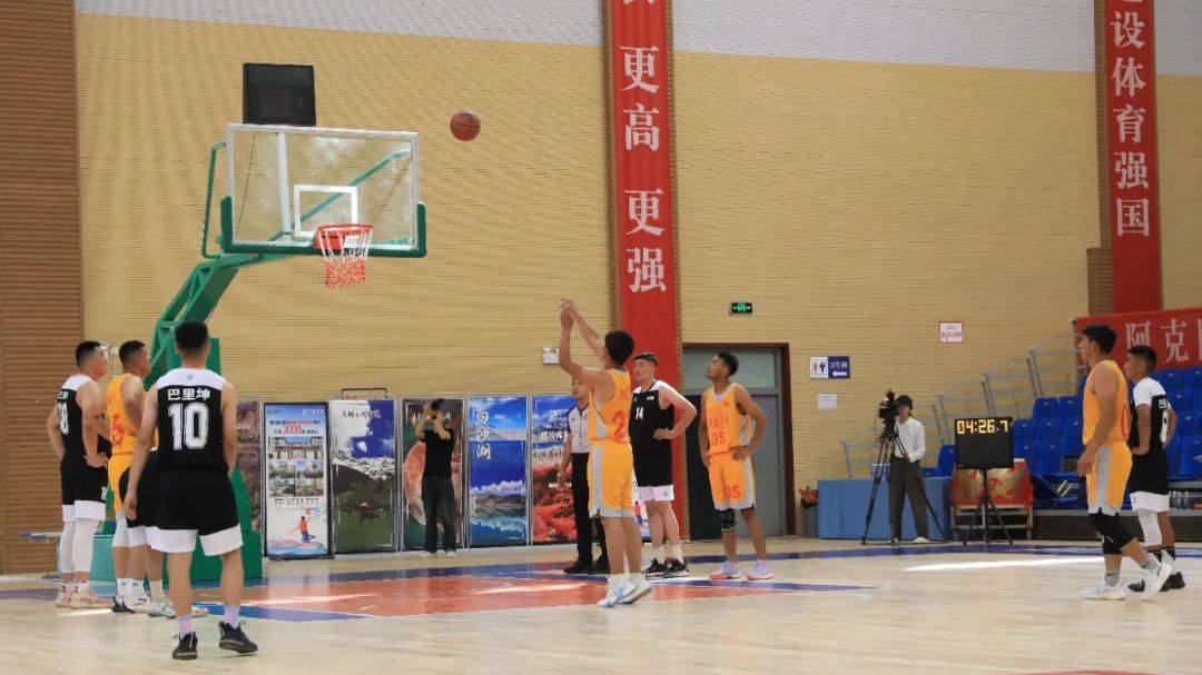 篮球赛场激烈对抗，球员斗志高昂